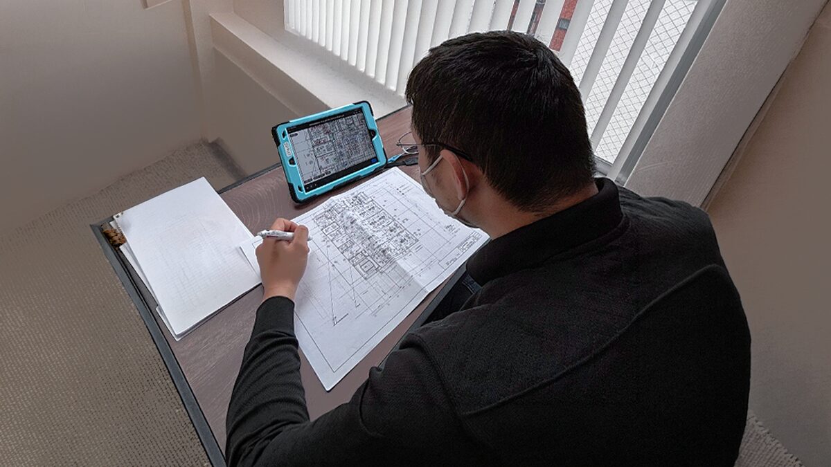 現場で測定業務に取り組む大阪支店の東野さん