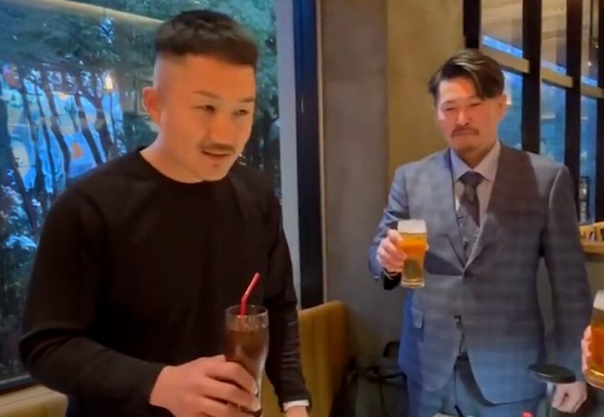大阪支店2周年祝賀会で乾杯する北舛さん