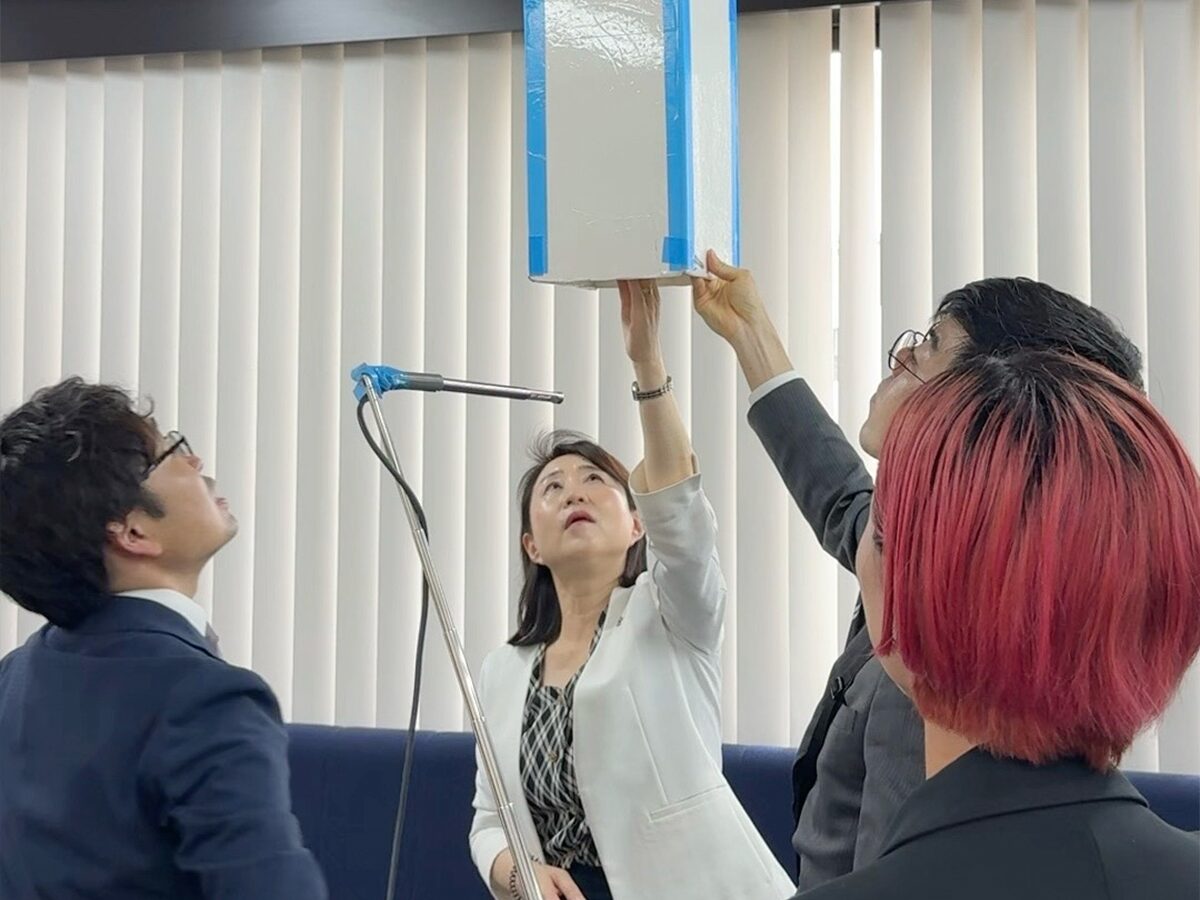 実際に測定器具を手に取られる矢田顧問