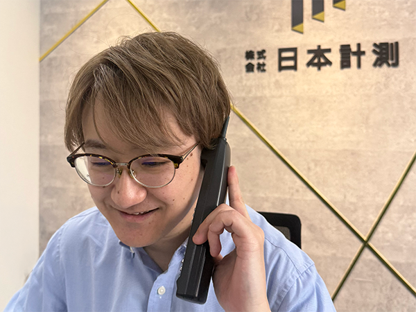 電話対応をする営業事務 直井さん
