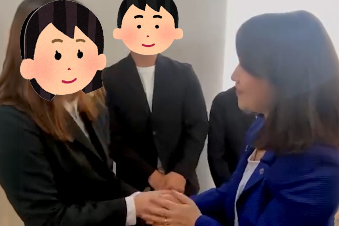 大阪支店メンバーと握手を交わす矢田稚子顧問