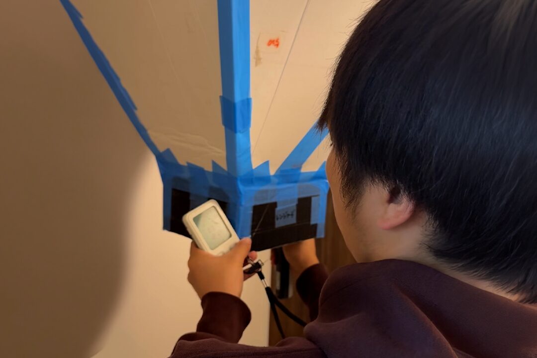 専用の測定機器を使用して風量測定を行う測定士