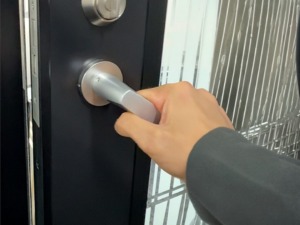 ドアが重い・風切り音がする──給気と排気のバランスが関係しているかもしれません