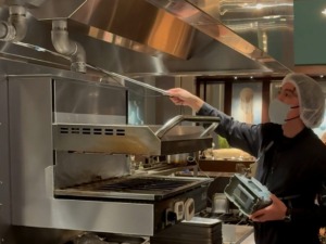 飲食店のにおい・床のベタつきと換気の関係──日本計測が行う風量測定