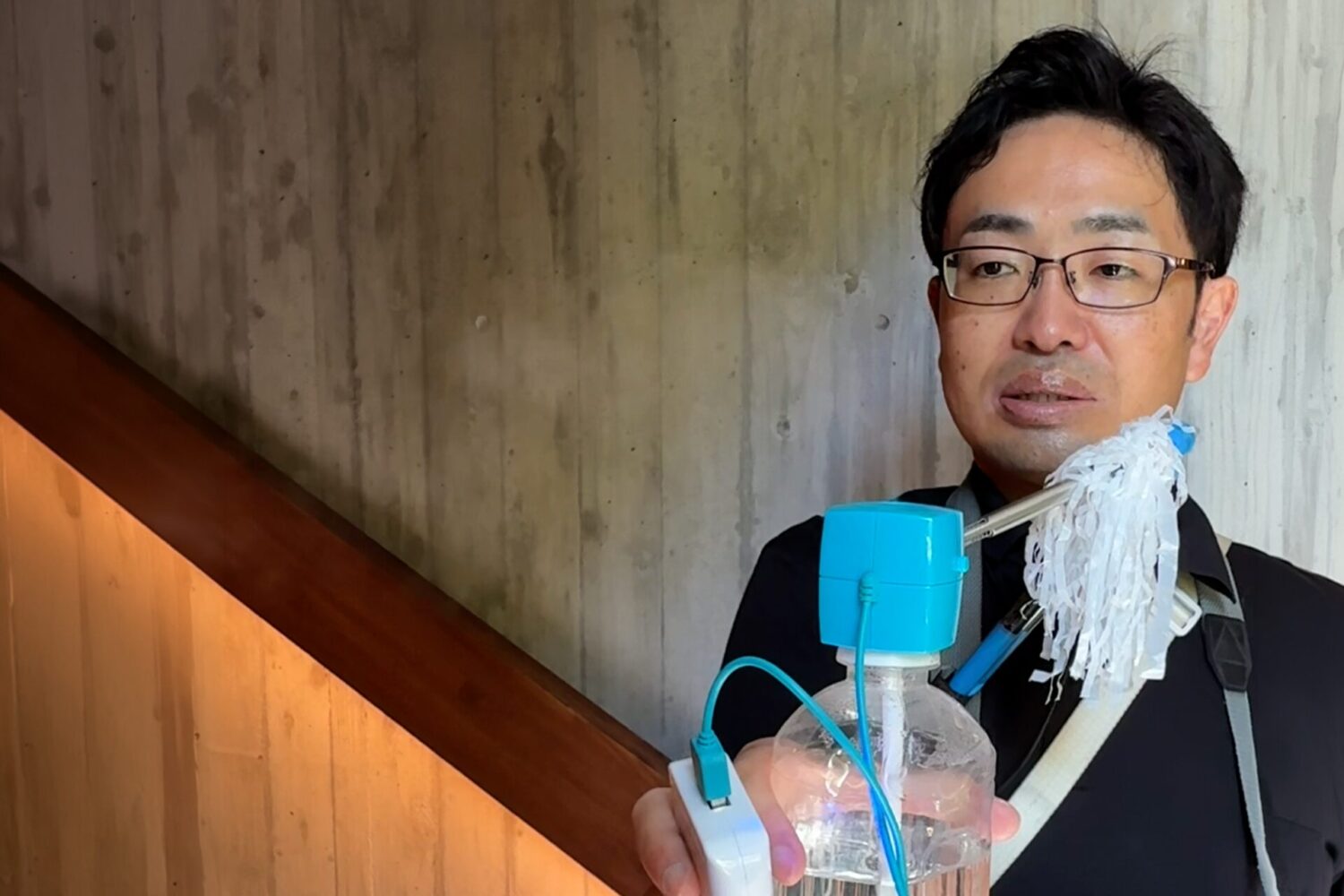 スモークテスターを手に説明する技術部長の小峰さん