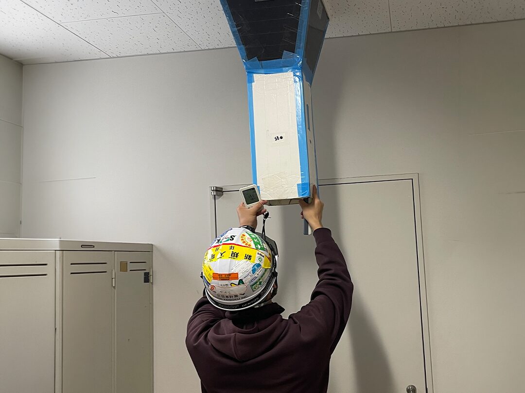 風量測定を行う日本計測の測定士