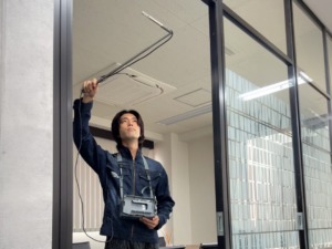 喫煙室の煙漏れを防ぐために──出入口で確認する風の向きと速さ